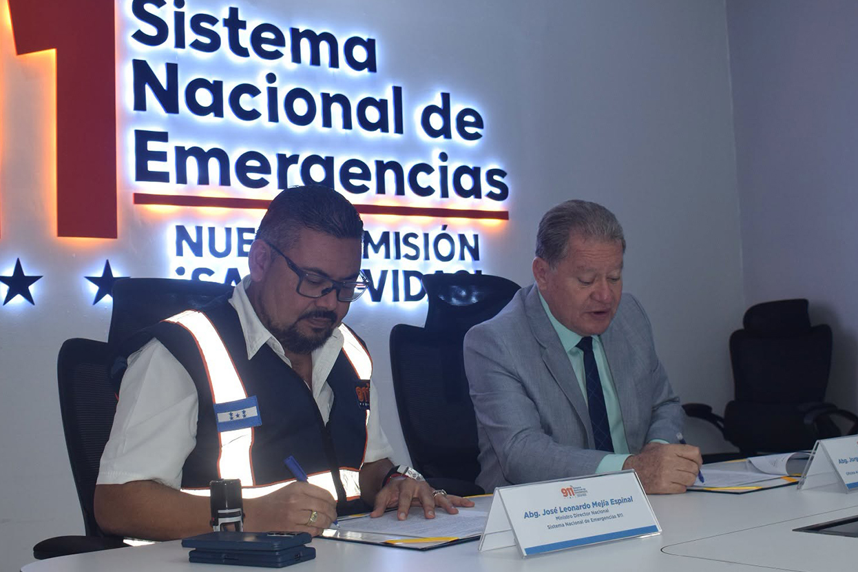 Autoridades de la OABI y del Sistema Nacional de Emergencias 911 durante reunión de trabajo