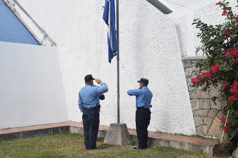 Colaboradores de la OABI durante el acto patriótico